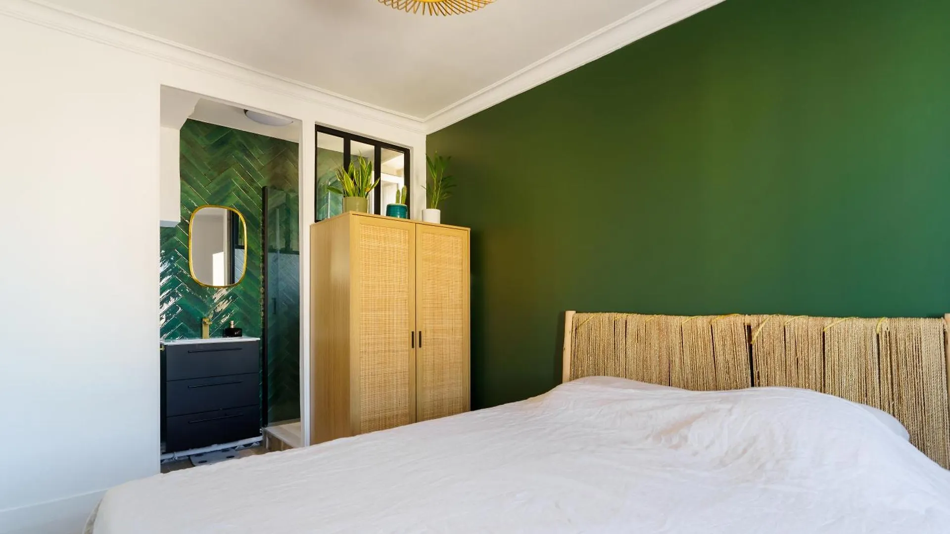 Apartment Bright & Serene 1bd Retreat Canal Saint-martin Paris